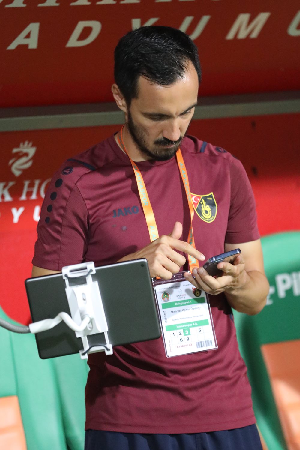 Mehmet Göker Özdemir, İstanbulspor kulübesinde maç öncesi verileri incelerken