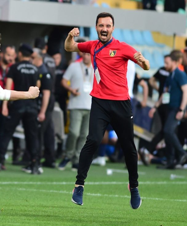 İstanbulspor'un Süper Lig'e yükseldiği maçın sonunda sevinç