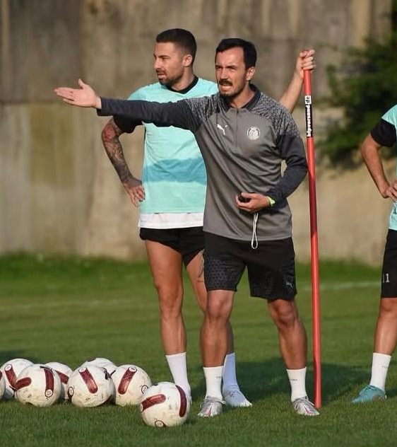 Manisa FK antrenmanında oyunculara anlatırken