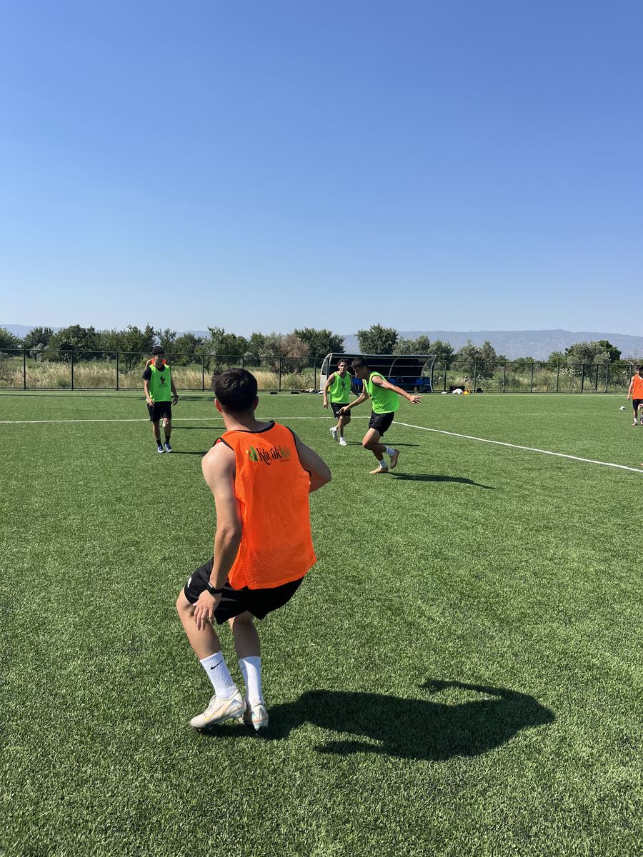 Sahada çalışan oyuncular
