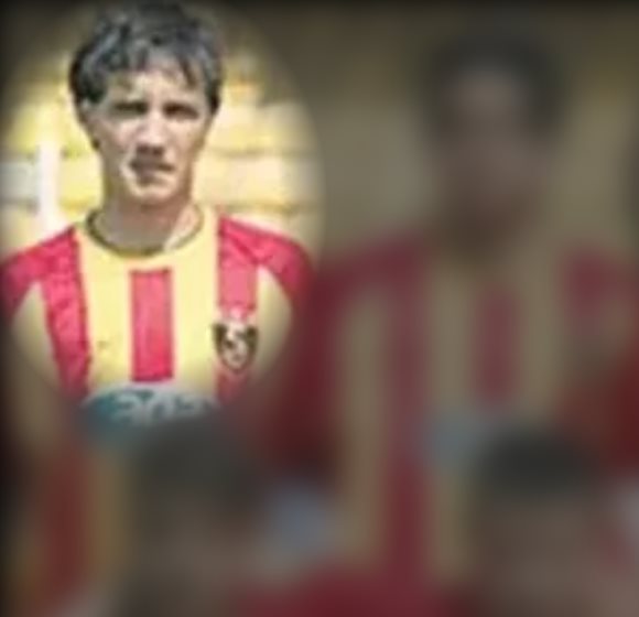 Galatasaray altyapı forması içinde genç Mehmet Göker Özdemir; diğer oyuncular buğulanmış