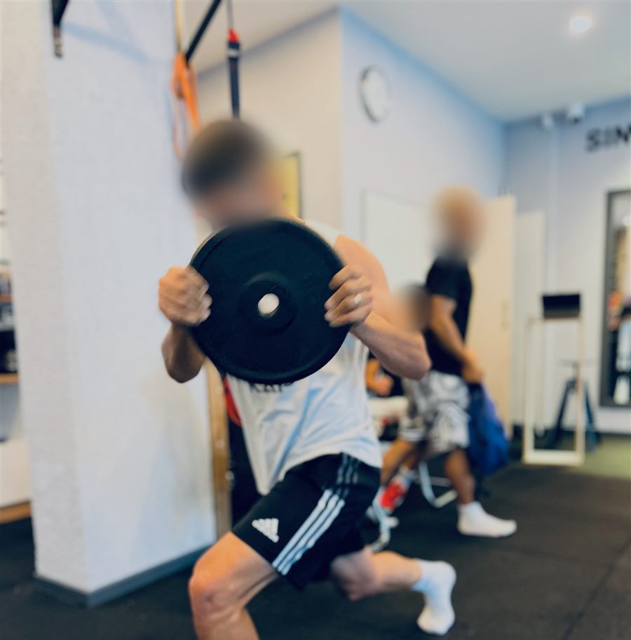 Stüdyoda plaka ile hamle çalışan sporcu